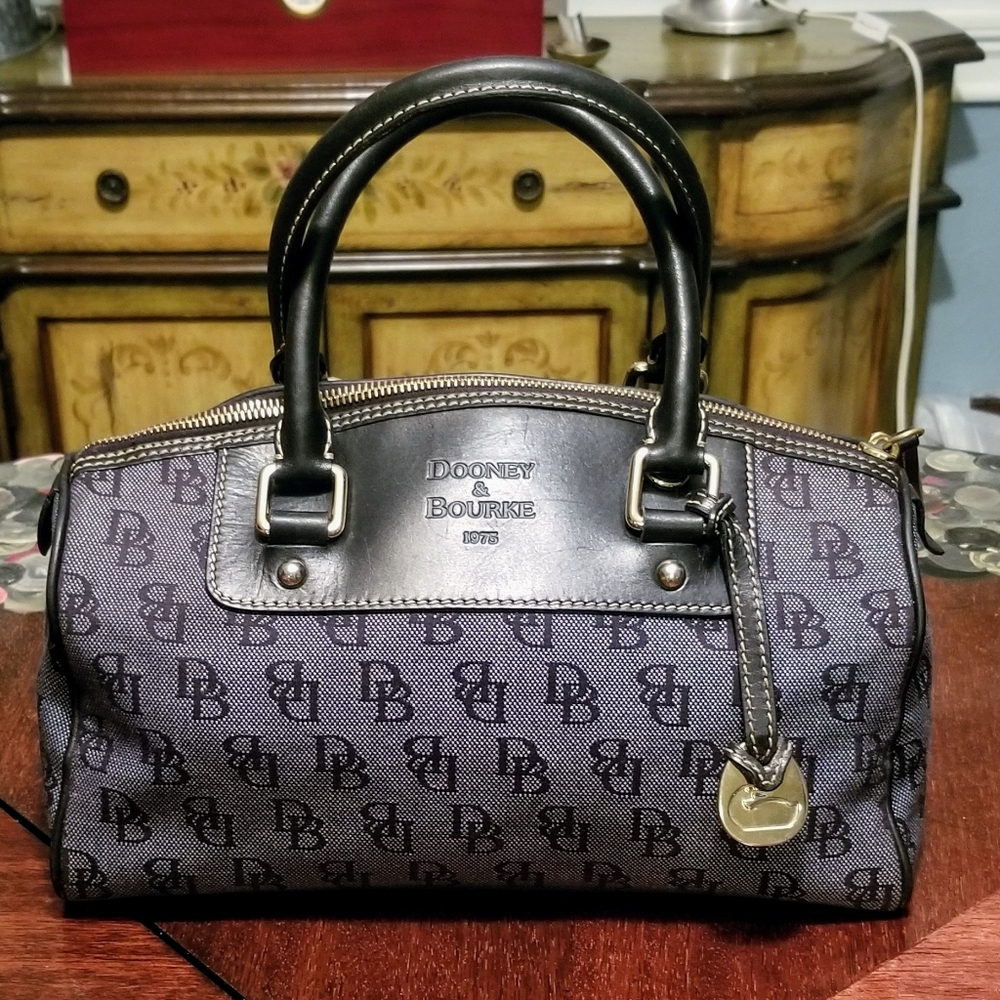 100% Authentic, Vintage signature canvas handbag